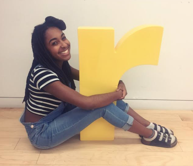 Ra'anaa Brown sourit devant le campus